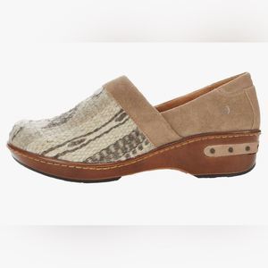 NWOT Born Bailie Clogs